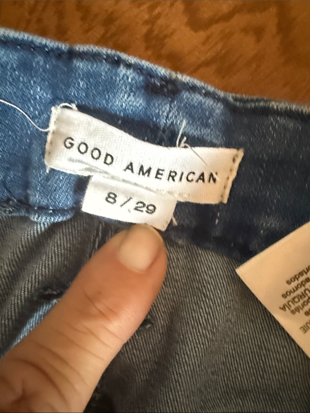 Good American Skinny Ankle Jeans in Faded Blue Wash - Picture 2 of 4